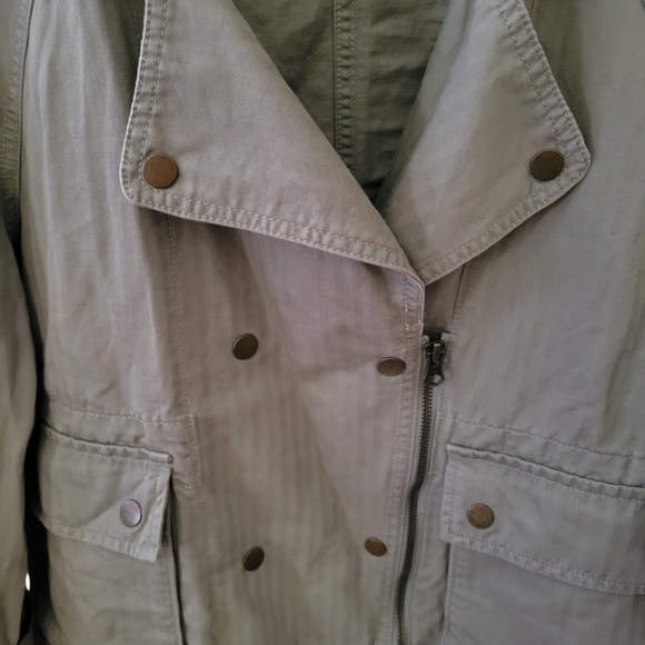 ⭐️LOFT Light Green Jacket - Picture 5 of 6